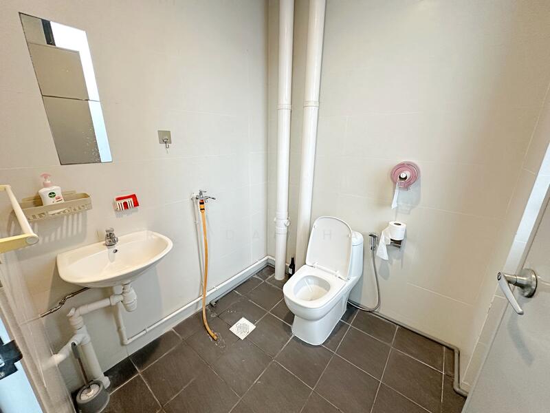 Vertex, 33 Ubi Avenue 3, 1,561 sqft, Light Industrial (B1) For Sale, by Ronda Tham, 500014711 - Bathroom - CommercialGuru.com.sg
