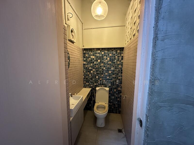 Super Prime Ground Floor Beach Road Shophouse for Rent, Beach Road, 1,700 sqft, Shop / Shophouse For Rent, by Alfred Chee 徐仲宏, 500014804 - Bathroom - CommercialGuru.com.sg