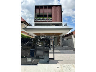 For Sale - ❤️GIANT⚡️2.5 Storey Detached House w Basement! Attic, Pool & Lift