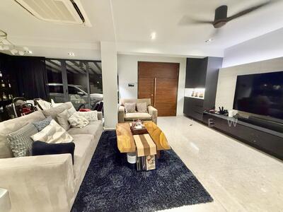 For Sale - 💚 🥇Excellent move-in cond. Rare Freehold Semi-D. D17