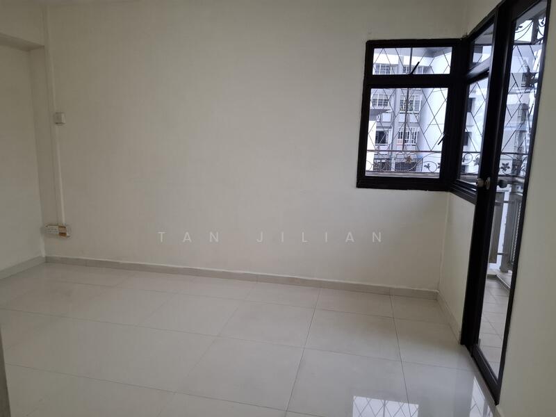 Master bedroom w planter area