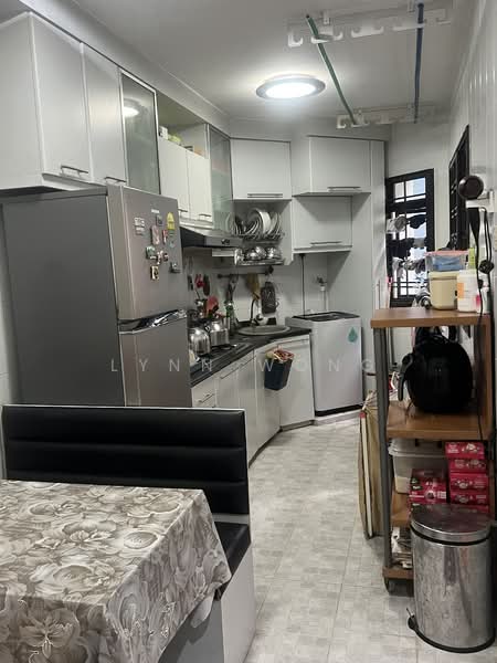 324D Sengkang East Way HDB Flat For Sale at S$ 625,000 | PropertyGuru Singapore - Kitchen