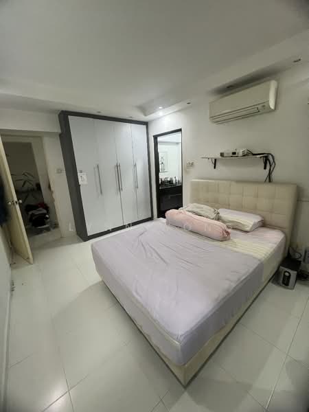 324D Sengkang East Way HDB Flat For Sale at S$ 625,000 | PropertyGuru Singapore - Bedroom