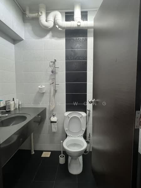 324D Sengkang East Way HDB Flat For Sale at S$ 625,000 | PropertyGuru Singapore - Bathroom