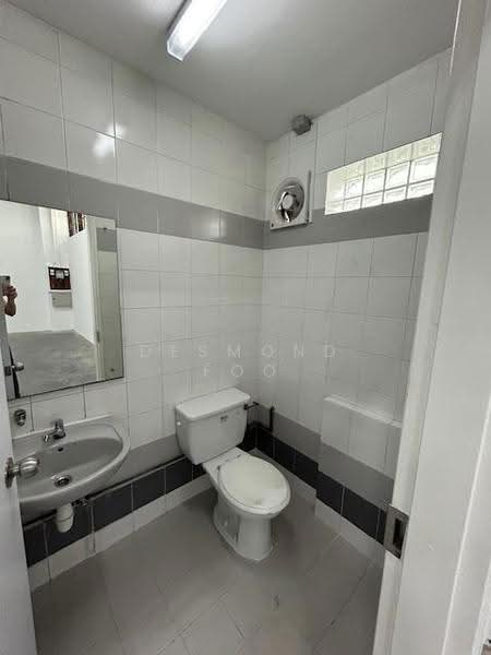 B1 corner unit | Attached toilet | Near Marymount MRT, Ang Mo Kio / Bishan / Thomson, 6,536 sqft, Light Industrial (B1) For Rent, by Desmond Foo, 500016834 - Bathroom - CommercialGuru.com.sg