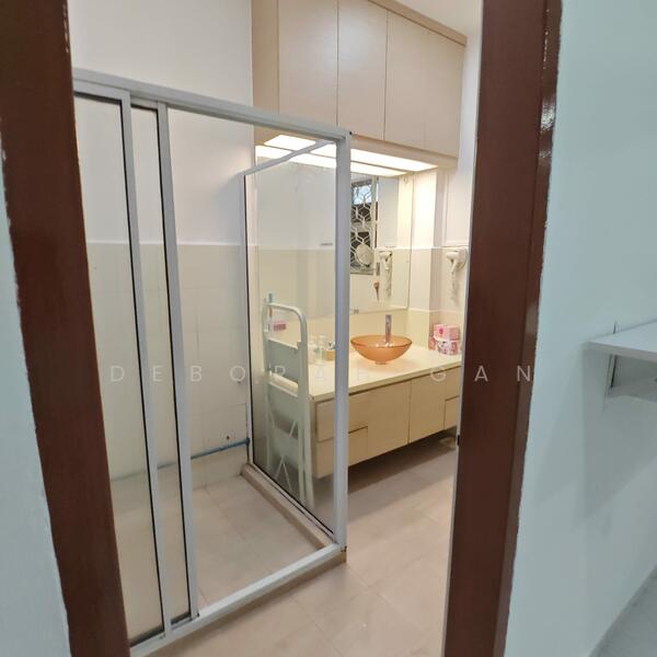 Serangoon Gardens, LichField Road, 4 Bedrooms, 1,600 sqft, Terraced House For Rent, by Deborah Gan, 500017482 - Bathroom - PropertyGuru.com.sg