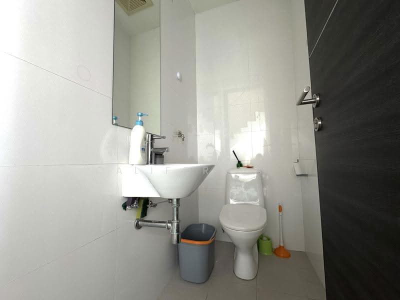 CHEAP $200K UNDERVALUED 872SQFT 999YEARS Central Penthouse, Orchard / River Valley, 1 Bedroom, 872 sqft, Apartment For Sale, by California Mui, 500017971 - Bathroom - PropertyGuru.com.sg