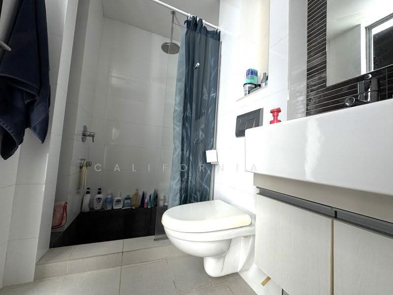 CHEAP $200K UNDERVALUED 872SQFT 999YEARS Central Penthouse, Orchard / River Valley, 1 Bedroom, 872 sqft, Apartment For Sale, by California Mui, 500017971 - Bathroom - PropertyGuru.com.sg