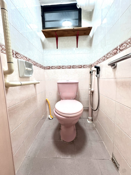 158 Mei Ling Street HDB Flat For Sale at S$ 408,000 | PropertyGuru Singapore - Bathroom