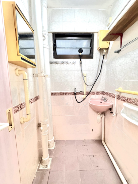 158 Mei Ling Street HDB Flat For Sale at S$ 408,000 | PropertyGuru Singapore - Bathroom