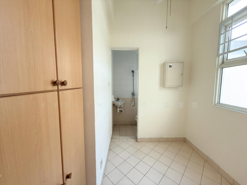 Helper room / toilet / store room