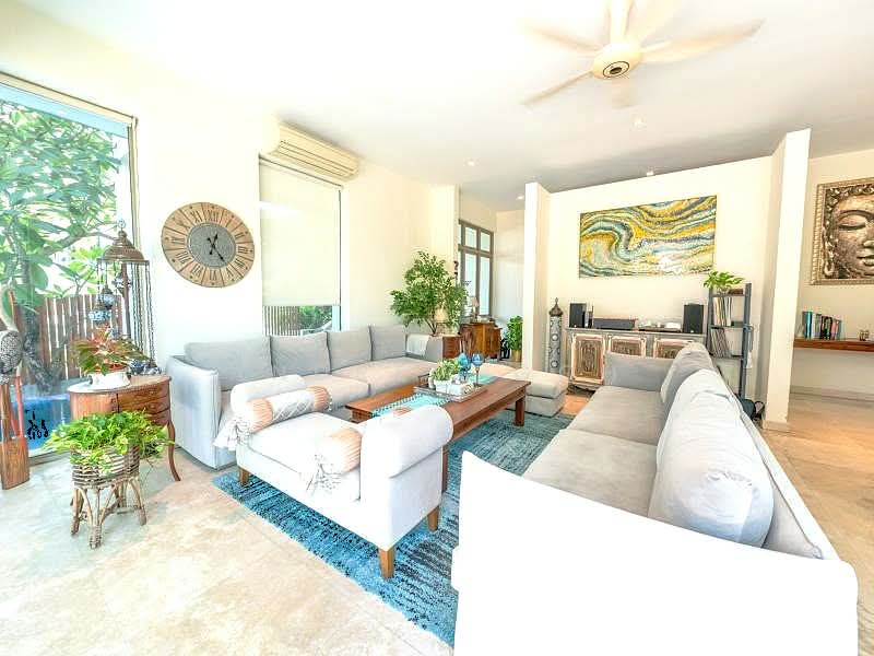 ⭐️SIGLAP⭐️$14XX PSF⭐️800M TO MALL⭐️POOL⭐️价格难得⭐️, RENOVATED . PARK 4 CARS . 5 ENSUITE ROOMS . NO WEST SUN, East Coast / Marine Parade, 5 Bedrooms, 6,198 sqft, Detached House For Sale, by Andrew Goh, 500018439 - Living Room - PropertyGuru.com.sg