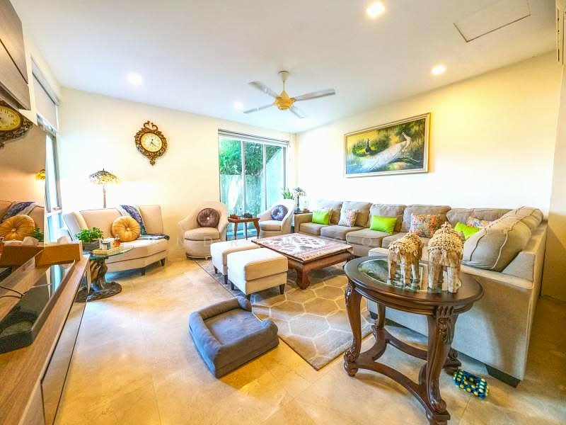 ⭐️SIGLAP⭐️$14XX PSF⭐️800M TO MALL⭐️POOL⭐️价格难得⭐️, RENOVATED . PARK 4 CARS . 5 ENSUITE ROOMS . NO WEST SUN, East Coast / Marine Parade, 5 Bedrooms, 6,198 sqft, Detached House For Sale, by Andrew Goh, 500018439 - Living Room - PropertyGuru.com.sg