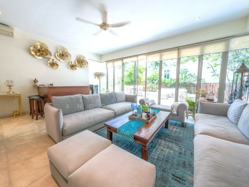 ⭐️SIGLAP⭐️$14XX PSF⭐️800M TO MALL⭐️POOL⭐️价格难得⭐️, RENOVATED . PARK 4 CARS . 5 ENSUITE ROOMS . NO WEST SUN, East Coast / Marine Parade, 5 Bedrooms, 6,198 sqft, Detached House For Sale, by Andrew Goh, 500018439 - Living Room - PropertyGuru.com.sg