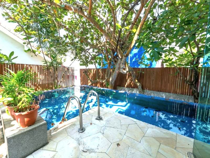 ⭐️SIGLAP⭐️$14XX PSF⭐️800M TO MALL⭐️POOL⭐️价格难得⭐️, RENOVATED . PARK 4 CARS . 5 ENSUITE ROOMS . NO WEST SUN, East Coast / Marine Parade, 5 Bedrooms, 6,198 sqft, Detached House For Sale, by Andrew Goh, 500018439 - Exterior - PropertyGuru.com.sg