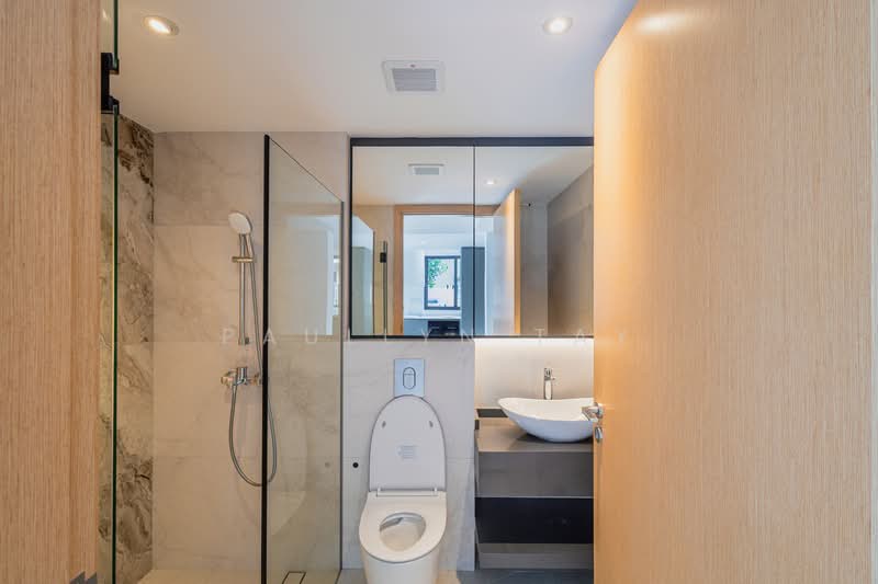 Golden Hill Estate, Li Hwan Drive, 7 Bedrooms, 4,305 sqft, Semi-Detached House For Sale, by Paullyn Tay, 500019306 - Bathroom - PropertyGuru.com.sg