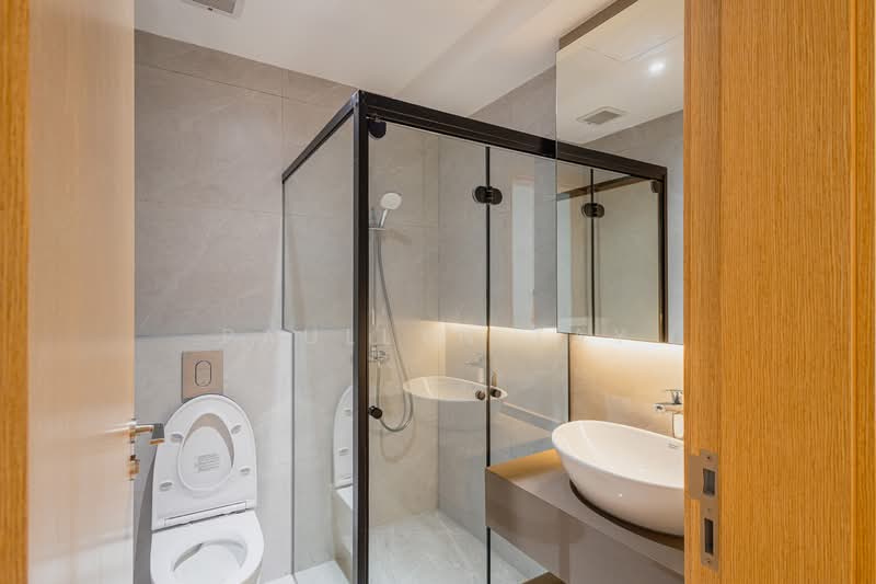 Golden Hill Estate, Li Hwan Drive, 7 Bedrooms, 4,305 sqft, Semi-Detached House For Sale, by Paullyn Tay, 500019306 - Bathroom - PropertyGuru.com.sg