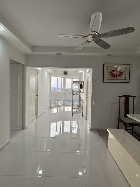 226 Jurong East Street 21 HDB Flat For Sale at S$ 828,000 | PropertyGuru Singapore - Corridor