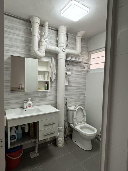 226 Jurong East Street 21 HDB Flat For Sale at S$ 828,000 | PropertyGuru Singapore - Bathroom