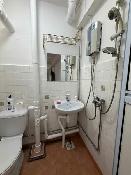 109 Ang Mo Kio Avenue 4, 109 Ang Mo Kio Avenue 4, 2 Bedrooms, 721 sqft, HDB Flat For Sale, by Michael Min, 500019886 - Bathroom - PropertyGuru.com.sg