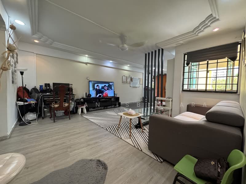 220 Tampines Street 24, 220 Tampines Street 24, 3 Bedrooms, 1,001 sqft, HDB Flat For Sale, by Risdian Isbintara, 500019891 - Living Room - PropertyGuru.com.sg