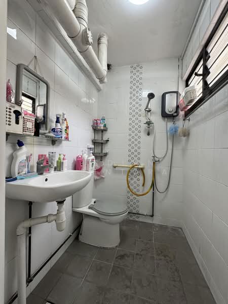 220 Tampines Street 24, 220 Tampines Street 24, 3 Bedrooms, 1,001 sqft, HDB Flat For Sale, by Risdian Isbintara, 500019891 - Bathroom - PropertyGuru.com.sg