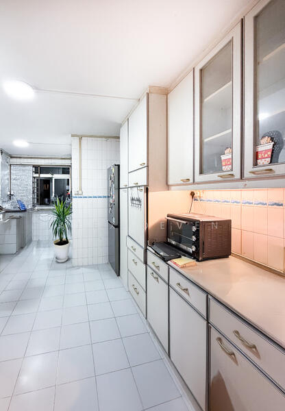 140 Bishan Street 12 HDB Flat For Sale at S$ 820,000 | PropertyGuru Singapore - Kitchen
