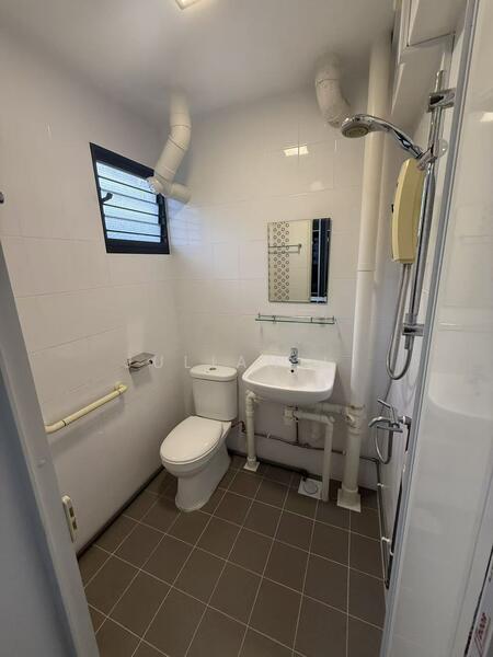 374 Clementi Avenue 4, 374 Clementi Avenue 4, 3 Bedrooms, 1,000 sqft, HDB Flat For Rent, by Julian Li, 500019897 - Bathroom - PropertyGuru.com.sg