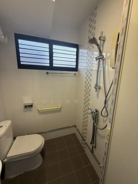 374 Clementi Avenue 4, 374 Clementi Avenue 4, 3 Bedrooms, 1,000 sqft, HDB Flat For Rent, by Julian Li, 500019897 - Bathroom - PropertyGuru.com.sg