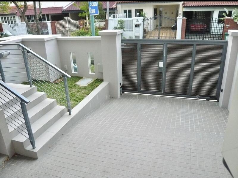 West Coast Lane Terraced House For Sale at S$ 5,750,000 | PropertyGuru Singapore - Entrance