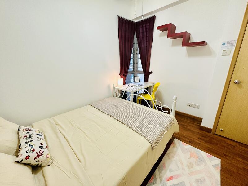 Lakeholmz R2) Common Queen