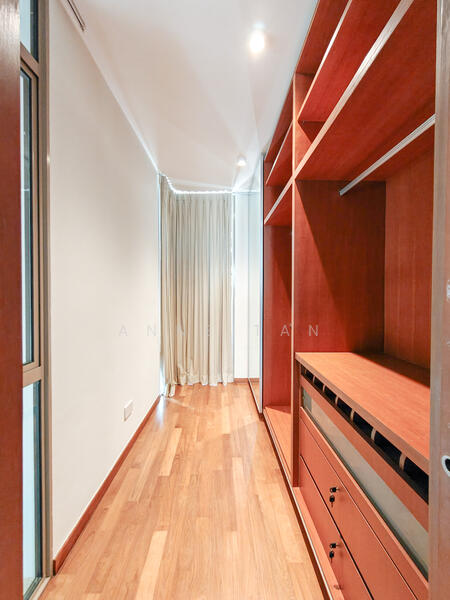MBR walk-in wardrobe
