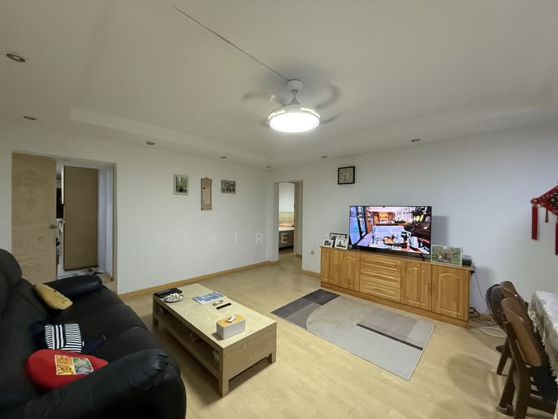 406 Hougang Avenue 10 HDB Flat For Sale at S$ 650,000 | PropertyGuru Singapore - Living Room