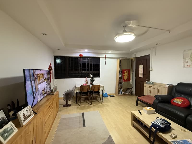406 Hougang Avenue 10 HDB Flat For Sale at S$ 650,000 | PropertyGuru Singapore - Living Room