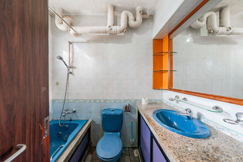 Master Bathroom (original decluttered)