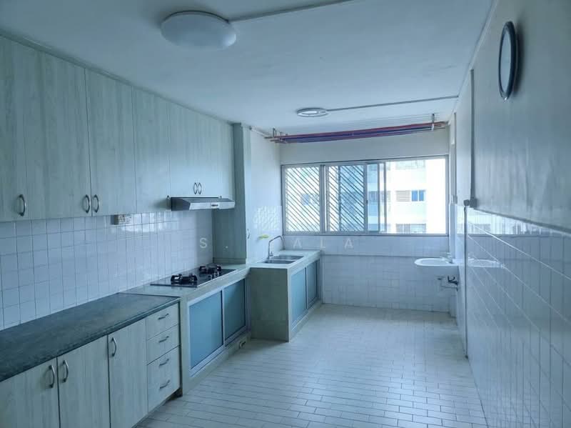 215 Bukit Batok Street 21 HDB Flat For Sale at S$ 421,000 | PropertyGuru Singapore - Kitchen
