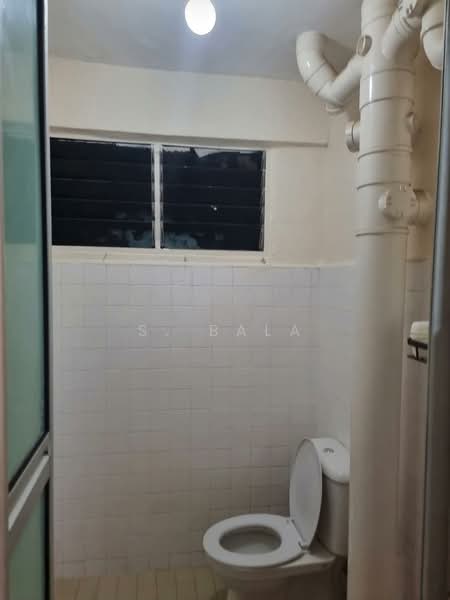 215 Bukit Batok Street 21 HDB Flat For Sale at S$ 421,000 | PropertyGuru Singapore - Bathroom