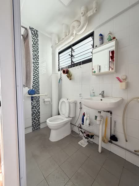 323 Woodlands Street 32, 323 Woodlands Street 32, Room Rental, 100 sqft, HDB Flat For Rent, by Alvin Yeo, 500021070 - Common Bathroom - PropertyGuru.com.sg
