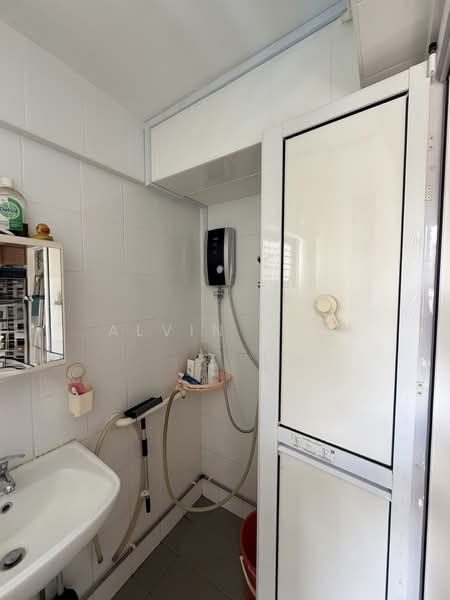323 Woodlands Street 32, 323 Woodlands Street 32, Room Rental, 100 sqft, HDB Flat For Rent, by Alvin Yeo, 500021070 - Common Bathroom - PropertyGuru.com.sg