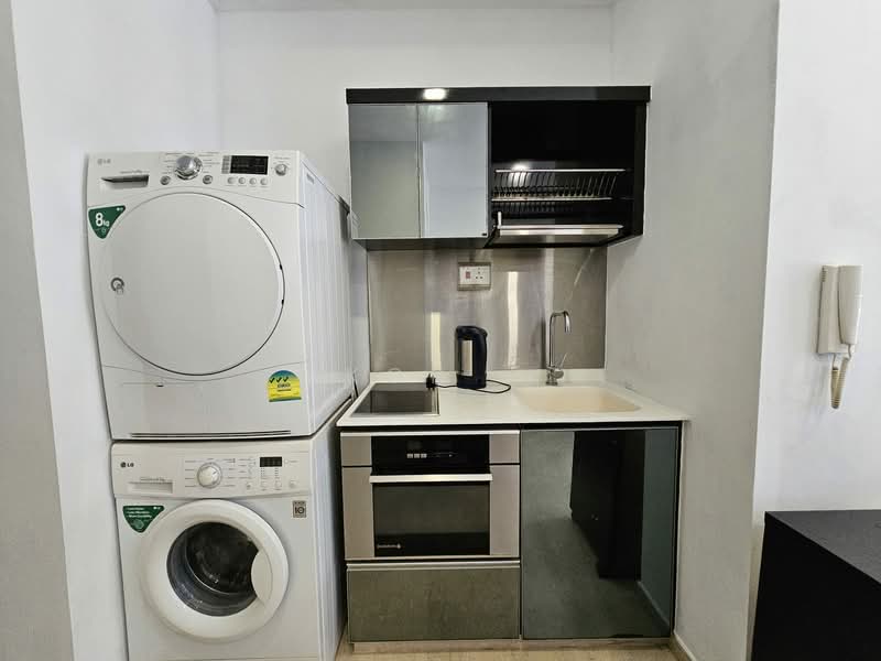 Parc Imperial Condominium For Sale at S$ 785,000 | PropertyGuru Singapore - Kitchen