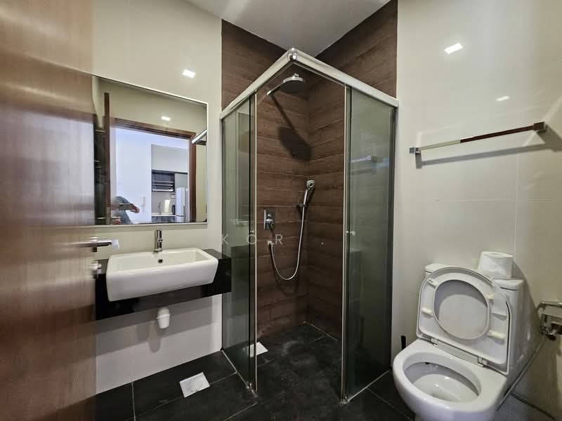 Parc Imperial Condominium For Sale at S$ 785,000 | PropertyGuru Singapore - Bathroom