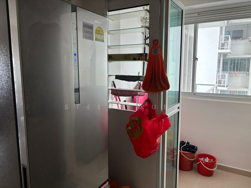 Big Fridge (Can Use)