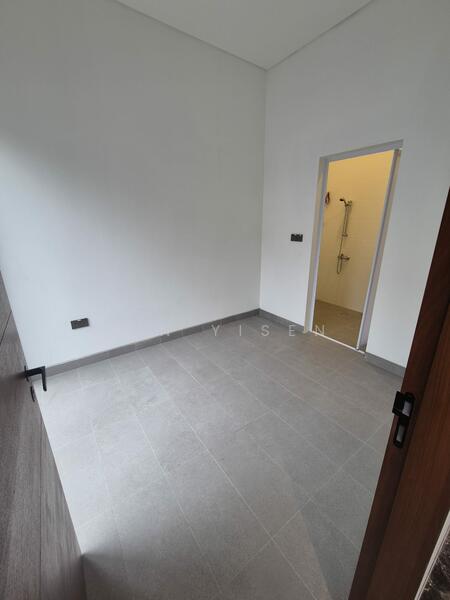 Ensuite Helper's Room