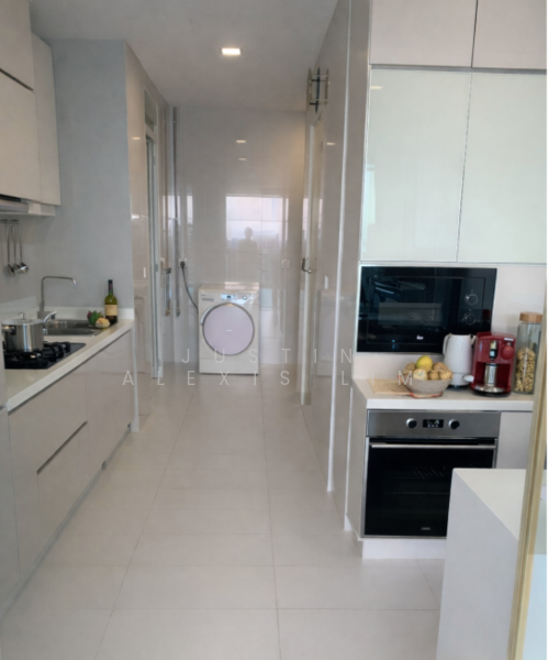 Spacious Enclosed Kitchen & Yard + WC