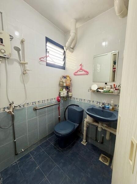 708 Clementi West Street 2 HDB Flat For Sale at S$ 550,000 | PropertyGuru Singapore - Bathroom