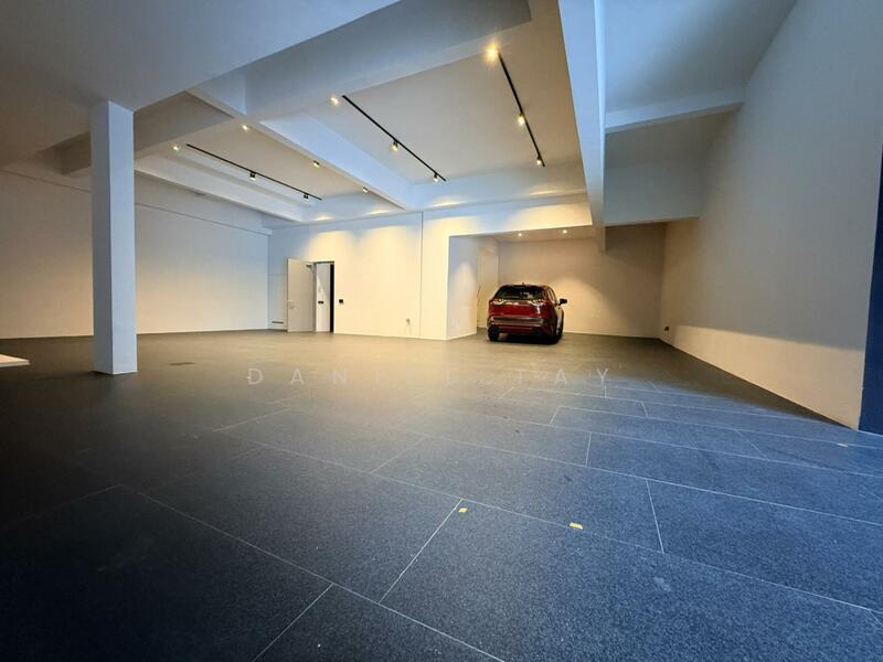 Parks Many Cars Easily