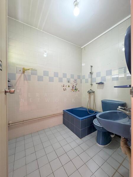 231 Bishan Street 23 HDB Flat For Sale at S$ 1,290,000 | PropertyGuru Singapore - Bathroom