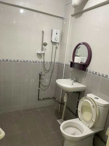 120 Pending Road HDB Flat For Sale at S$ 600,000 | PropertyGuru Singapore - Bathroom