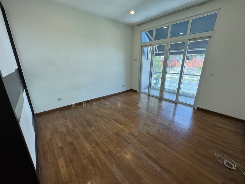 For Rent - Very Cheap! Modern, Reno, 3 storey! 5 bedrooms! Don't miss it!