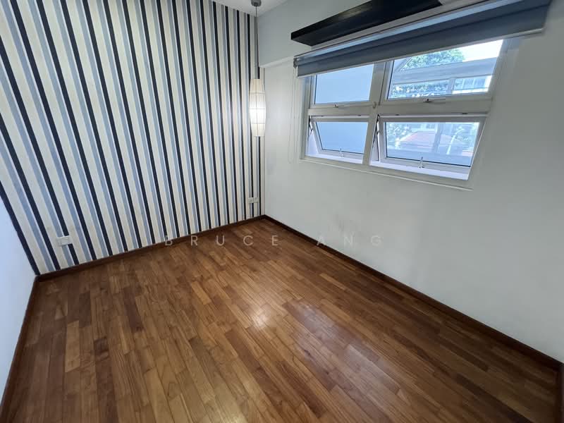 For Rent - Very Cheap! Modern, Reno, 3 storey! 5 bedrooms! Don't miss it!